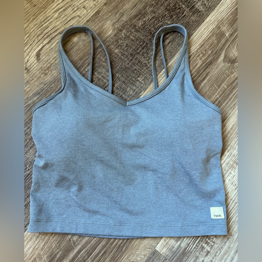 Vuori Women’s tank top with built-in bra. Size small